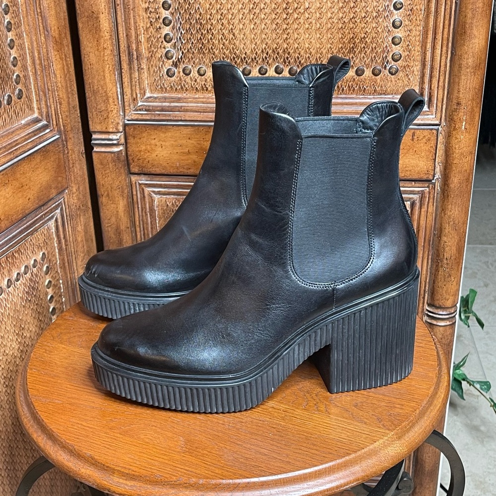 Ecco Chelsea Fluted Black Boot Size 10-10.5